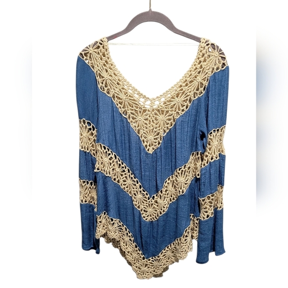 Umgee Blue and Tan Crochet Trim Top - Picture 2 of 3